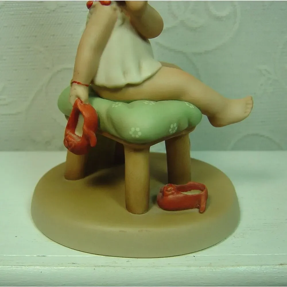 MEMORIES OF YESTERDAY FIGURINE-SITTING PRETTY-1990